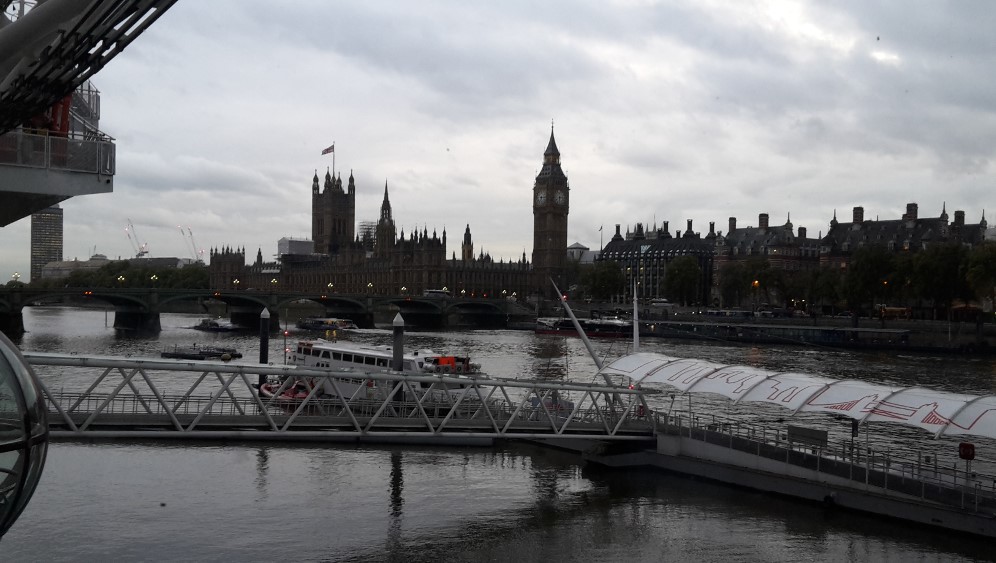 Der Blick auf den Big Ben aus einer der zahlreichen gläsernen Gondeln des London Eye. Nur der graue Schleier stört ein wenig.