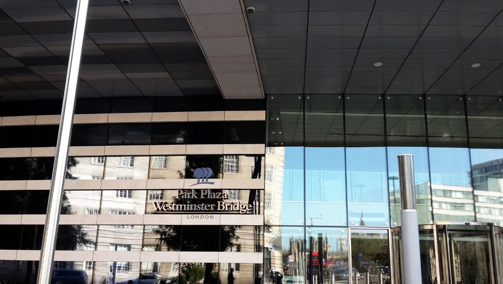 Das zentral gelegene Park Plaza Westminster Bridge Hotel am Südufer der Themse. Hier lauert er schon, der excited Heinz.